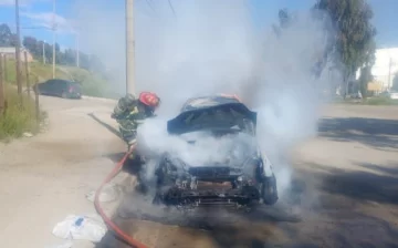 Un auto se prendió fuego frente a una escuela de Comodoro Rivadavia e intervino personal de Bomberos Un auto se prendió fuego frente a una escuela de Comodoro Rivadavia e intervino personal de Bomberos