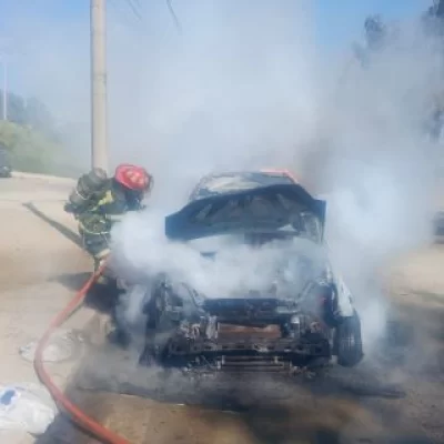 Un auto se prendió fuego frente a una escuela de Comodoro Rivadavia e intervino personal de Bomberos