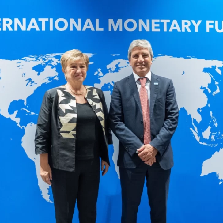 El FMI elogió la política fiscal de Milei y negocia con Caputo la revisión del acuerdo El FMI elogió la política fiscal de Milei y negocia con Caputo la revisión del acuerdo