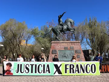 “Es demasiado sospechoso”: la familia de Franco Cuevas apuntó contra los vocales del Tribunal y pide que Roberto Neil vuelva a la cárcel “Es demasiado sospechoso”: la familia de Franco Cuevas apuntó contra los vocales del Tribunal y pide que Roberto Neil vuelva a la cárcel
