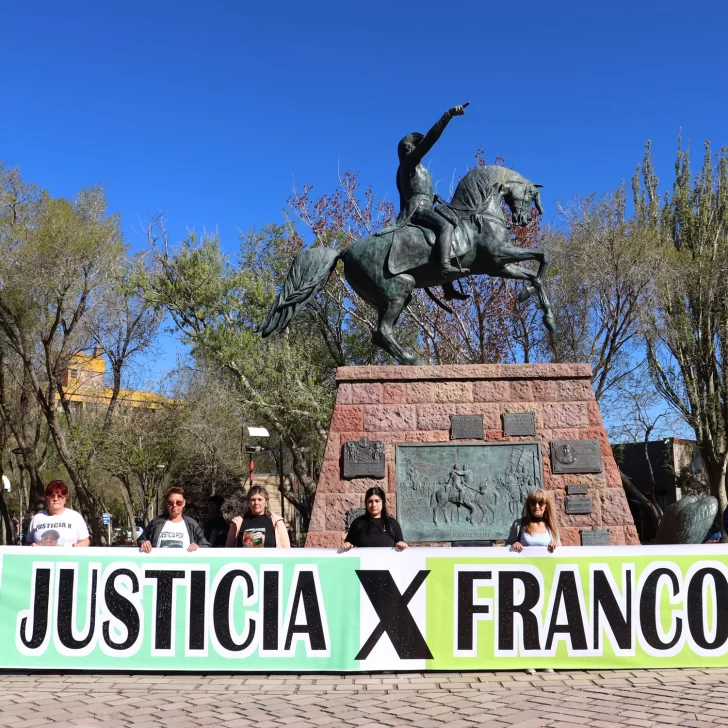 “Es demasiado sospechoso”: la familia de Franco Cuevas apuntó contra los vocales del Tribunal y pide que Roberto Neil vuelva a la cárcel “Es demasiado sospechoso”: la familia de Franco Cuevas apuntó contra los vocales del Tribunal y pide que Roberto Neil vuelva a la cárcel
