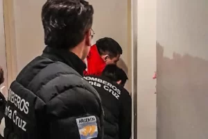 Bomberos rescataron a un niño de 4 años que quedó encerrado en un baño en Puerto Deseado Bomberos rescataron a un niño de 4 años que quedó encerrado en un baño en Puerto Deseado