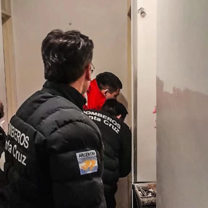Bomberos rescataron a un niño de 4 años que quedó encerrado en un baño en Puerto Deseado Bomberos rescataron a un niño de 4 años que quedó encerrado en un baño en Puerto Deseado