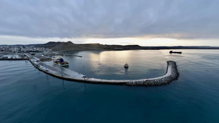 El Muelle Antonio Morán cuenta con 288 metros de atraque. Ahora, el Puerto proyecta sumar casi 1.000 metros para acompañar el crecimiento de la actividad. El Muelle Antonio Morán cuenta con 288 metros de atraque. Ahora, el Puerto proyecta sumar casi 1.000 metros para acompañar el crecimiento de la actividad.