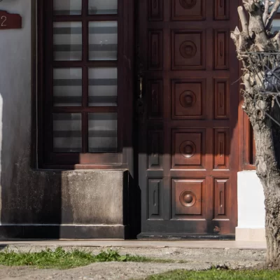 Prendieron fuego la puerta de la vivienda del acusado de abuso que la Justicia dejó libre: “No tenemos ninguna orden de custodiarlo”