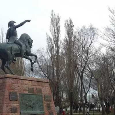 Joven de 20 años denunció haber sido abusada por un hombre armado en una plaza de Río Gallegos
