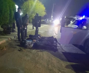 Jóvenes huyeron de la Policía en un auto sin patente y le dispararon a un patrullero: hubo demorados Jóvenes huyeron de la Policía en un auto sin patente y le dispararon a un patrullero: hubo demorados
