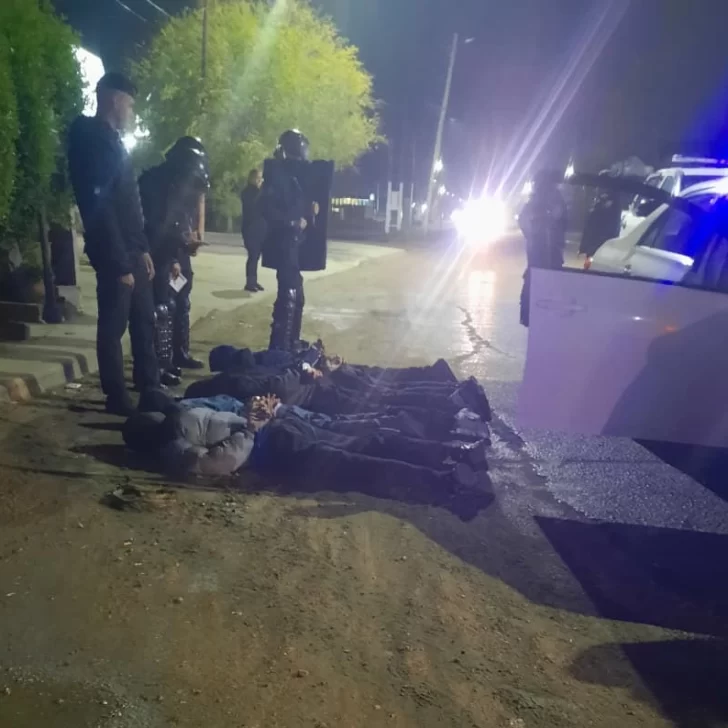 Jóvenes huyeron de la Policía en un auto sin patente y le dispararon a un patrullero: hubo demorados Jóvenes huyeron de la Policía en un auto sin patente y le dispararon a un patrullero: hubo demorados
