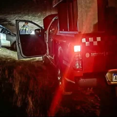 Una familia quedó atrapada con su vehículo en el barro y debió ser auxiliada por bomberos