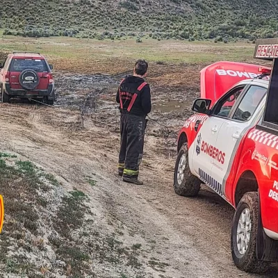 Cerca de Puerto Deseado: quedó atascado con su vehículo en un terreno lodoso y fue auxiliado por Bomberos