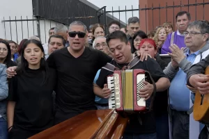 Con guitarra y acordeón, despidieron a Manuel Alvarado en el cementerio de Río Gallegos