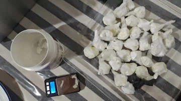 Operativo “Tobillera blanca”: Cayeron tres narcos que vendían droga mientras cumplían arresto domiciliario en El Calafate Operativo “Tobillera blanca”: Cayeron tres narcos que vendían droga mientras cumplían arresto domiciliario en El Calafate