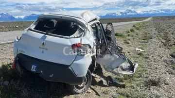 Dos turistas de Río Negro se salvaron de milagro tras despiste y vuelco en el acceso a El Chaltén Dos turistas de Río Negro se salvaron de milagro tras despiste y vuelco en el acceso a El Chaltén