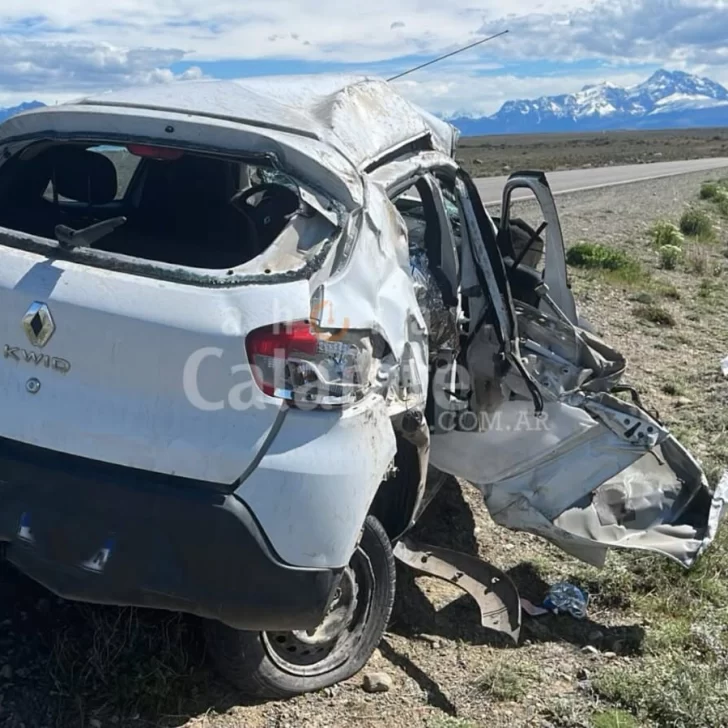Dos turistas de Río Negro se salvaron de milagro tras despiste y vuelco en el acceso a El Chaltén Dos turistas de Río Negro se salvaron de milagro tras despiste y vuelco en el acceso a El Chaltén
