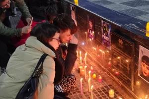 “Una vela por Martina Ríos”: su mamá, vecinos y la comunidad pidieron justicia por la joven fallecida en el incendio “Una vela por Martina Ríos”: su mamá, vecinos y la comunidad pidieron justicia por la joven fallecida en el incendio