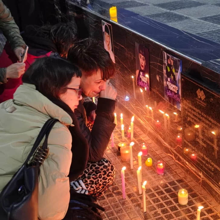 “Una vela por Martina Ríos”: su mamá, vecinos y la comunidad pidieron justicia por la joven fallecida en el incendio “Una vela por Martina Ríos”: su mamá, vecinos y la comunidad pidieron justicia por la joven fallecida en el incendio