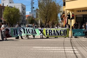 La familia de Franco Cuevas volvió a manifestarse y exigió que Roberto Neil vuelva a prisión: “Hoy un asesino anda suelto por la ciudad” La familia de Franco Cuevas volvió a manifestarse y exigió que Roberto Neil vuelva a prisión: “Hoy un asesino anda suelto por la ciudad”