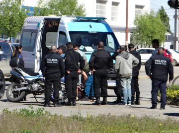 Dos motos de la Policía chocaron contra un auto cuando iban a un operativo: un efectivo fue trasladado al hospital Dos motos de la Policía chocaron contra un auto cuando iban a un operativo: un efectivo fue trasladado al hospital