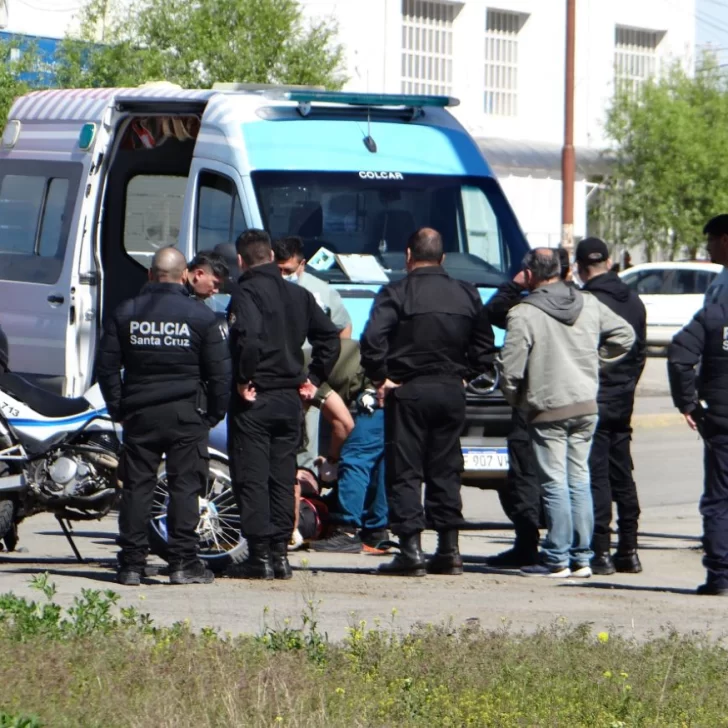 Dos motos de la Policía chocaron contra un auto cuando iban a un operativo: un efectivo fue trasladado al hospital Dos motos de la Policía chocaron contra un auto cuando iban a un operativo: un efectivo fue trasladado al hospital