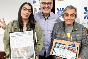 Homenaje a Patricia Aguirre con un cuadro con su nota “Néstor no pateó el tablero, lo cambió”, publicada en La Opinión Austral Homenaje a Patricia Aguirre con un cuadro con su nota “Néstor no pateó el tablero, lo cambió”, publicada en La Opinión Austral