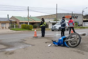 Violento choque en la Autovía 17 de Octubre: un motociclista perdió el control e impactó de lleno contra una camioneta