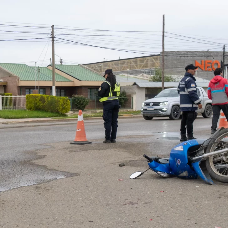 Violento choque en la Autovía 17 de Octubre: un motociclista perdió el control e impactó de lleno contra una camioneta Violento choque en la Autovía 17 de Octubre: un motociclista perdió el control e impactó de lleno contra una camioneta