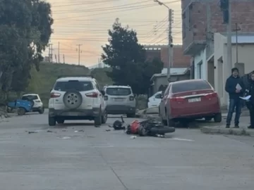 Un motociclista sufrió lesiones graves tras chocar con una camioneta en Caleta Olivia Un motociclista sufrió lesiones graves tras chocar con una camioneta en Caleta Olivia