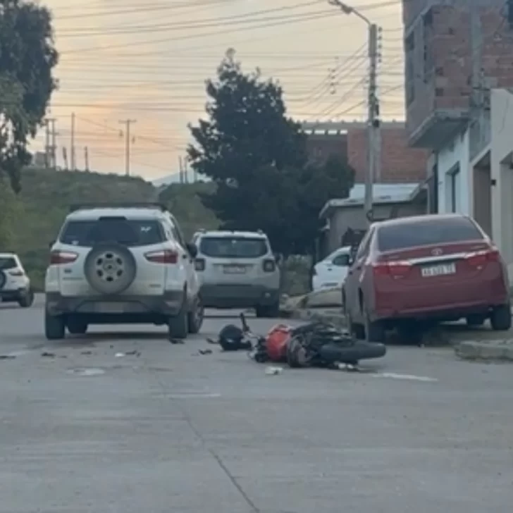 Un motociclista sufrió lesiones graves tras chocar con una camioneta en Caleta Olivia Un motociclista sufrió lesiones graves tras chocar con una camioneta en Caleta Olivia