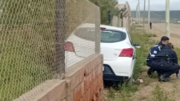 Amenazaron con arma a taxista de Santa Cruz, lo abandonaron en la ruta, le robaron el auto y lo chocaron Amenazaron con arma a taxista de Santa Cruz, lo abandonaron en la ruta, le robaron el auto y lo chocaron