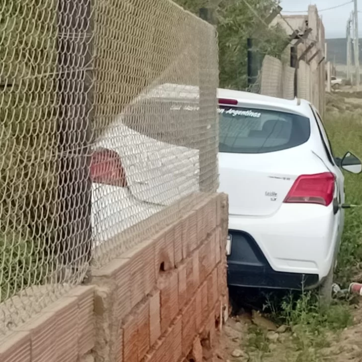 Amenazaron con arma a taxista de Santa Cruz, lo abandonaron en la ruta, le robaron el auto y lo chocaron Amenazaron con arma a taxista de Santa Cruz, lo abandonaron en la ruta, le robaron el auto y lo chocaron