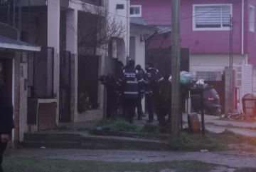 Río Gallegos: un hombre se atrincheró con un arma blanca junto a su hija y dos familiares Río Gallegos: un hombre se atrincheró con un arma blanca junto a su hija y dos familiares