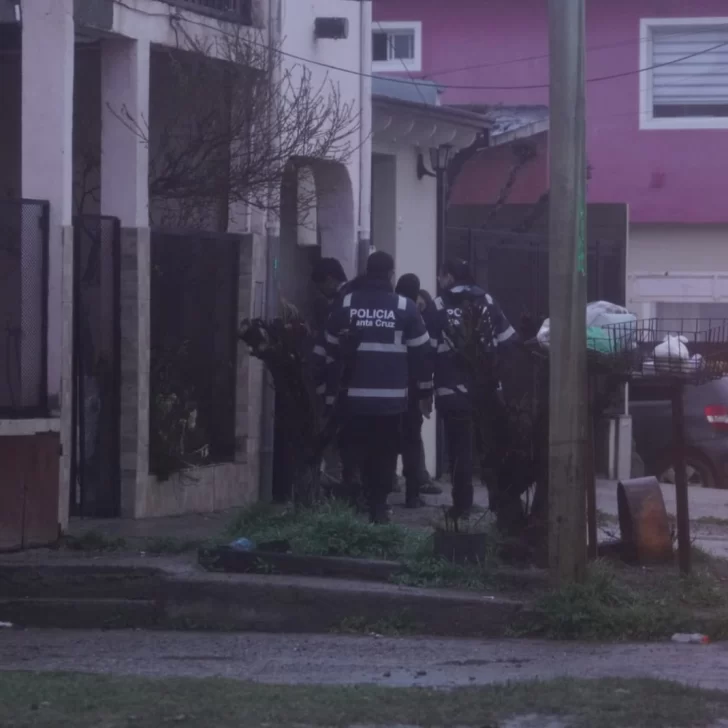 Río Gallegos: un hombre se atrincheró con un arma blanca junto a su hija y dos familiares Río Gallegos: un hombre se atrincheró con un arma blanca junto a su hija y dos familiares