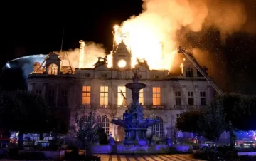 Incendios, saqueos y 1.800 detenidos tras las multitudinarias protestas en Francia Incendios, saqueos y 1.800 detenidos tras las multitudinarias protestas en Francia