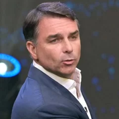 Flávio Bolsonaro habría salido de Brasil rumbo a Estados Unidos en un vuelo privado desde Misiones