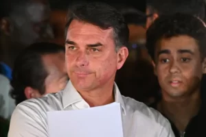 El avión retenido en Puerto Iguazú habría intentado llevar a Flávio Bolsonaro a EE.UU. como “vuelo sanitario” El avión retenido en Puerto Iguazú habría intentado llevar a Flávio Bolsonaro a EE.UU. como “vuelo sanitario”