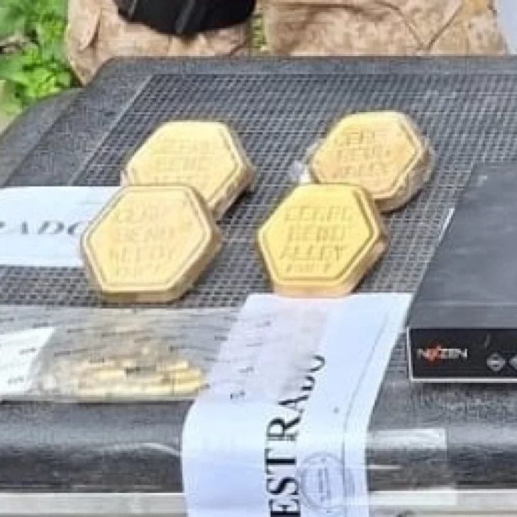 Misterio en Caleta Olivia: buscan establecer la procedencia de los cuatro lingotes de oro hallados en un inodoro en Caleta Olivia Misterio en Caleta Olivia: buscan establecer la procedencia de los cuatro lingotes de oro hallados en un inodoro en Caleta Olivia