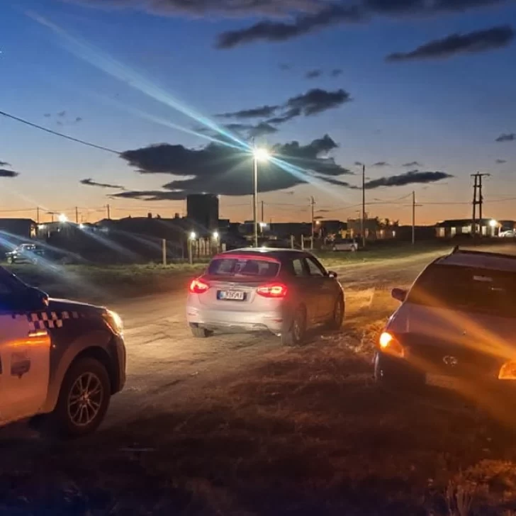 Robaron una camioneta en el barrio Terrazas de Manantiales de El Calafate y la hallaron abandonada Robaron una camioneta en el barrio Terrazas de Manantiales de El Calafate y la hallaron abandonada