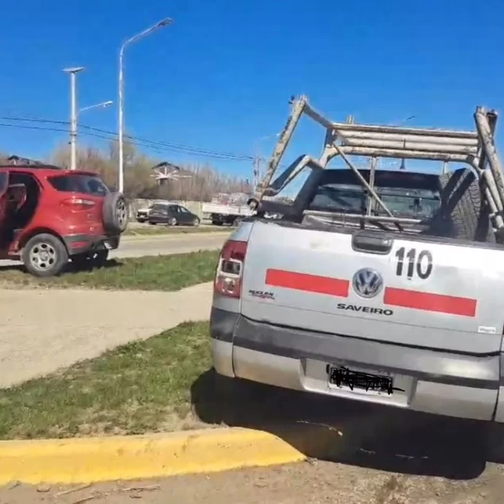 Choque y violencia en la Avenida Asturias de Río Gallegos: trasladaron a un conductor al hospital y quisieron agredir a otro Choque y violencia en la Avenida Asturias de Río Gallegos: trasladaron a un conductor al hospital y quisieron agredir a otro