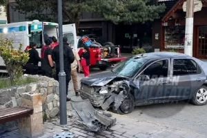 Cinco heridos de consideración tras un violento choque contra el boulevard de la avenida principal de El Calafate Cinco heridos de consideración tras un violento choque contra el boulevard de la avenida principal de El Calafate