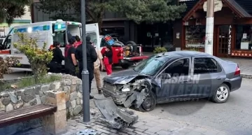Cinco heridos de consideración tras un violento choque contra el boulevard de la avenida principal de El Calafate Cinco heridos de consideración tras un violento choque contra el boulevard de la avenida principal de El Calafate
