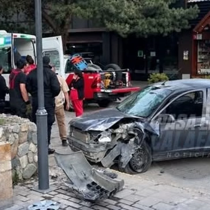 Cinco heridos de consideración tras un violento choque contra el boulevard de la avenida principal de El Calafate Cinco heridos de consideración tras un violento choque contra el boulevard de la avenida principal de El Calafate