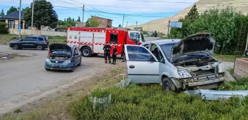 Dos autos chocaron en una esquina céntrica y tres personas debieron ser hospitalizadas en El Calafate Dos autos chocaron en una esquina céntrica y tres personas debieron ser hospitalizadas en El Calafate