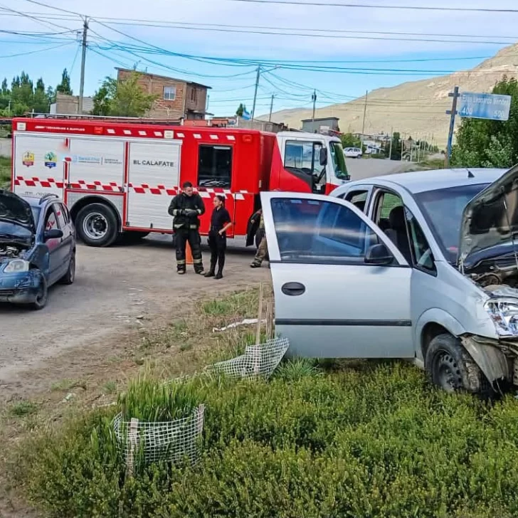 Dos autos chocaron en una esquina céntrica y tres personas debieron ser hospitalizadas en El Calafate Dos autos chocaron en una esquina céntrica y tres personas debieron ser hospitalizadas en El Calafate