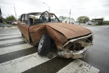 Increíble accidente en Avenida San Martín: chocó un Falcon, continuó una cuadra y golpeó contra una valla en la vereda Increíble accidente en Avenida San Martín: chocó un Falcon, continuó una cuadra y golpeó contra una valla en la vereda