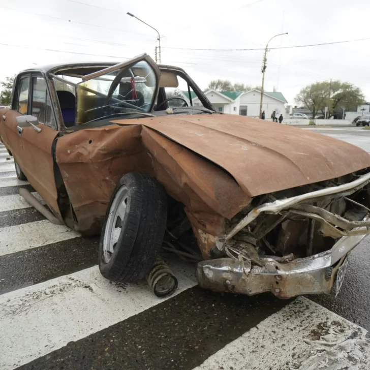 Increíble accidente en Avenida San Martín: chocó un Falcon, continuó una cuadra y golpeó contra una valla en la vereda Increíble accidente en Avenida San Martín: chocó un Falcon, continuó una cuadra y golpeó contra una valla en la vereda
