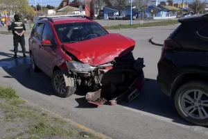 Violento choque en un “punto rojo” de Río Gallegos: dos vehículos destruidos en la esquina de Inmigrantes y Chile