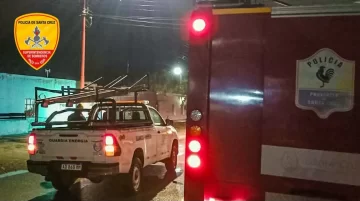 Bomberos aseguraron un sector tras detectar chispas en un poste de Piedra Buena Bomberos aseguraron un sector tras detectar chispas en un poste de Piedra Buena