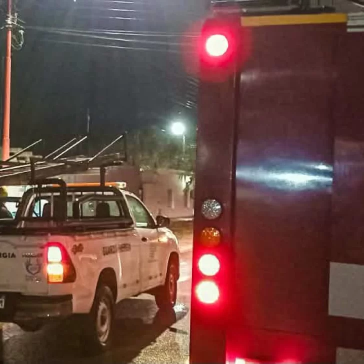 Bomberos aseguraron un sector tras detectar chispas en un poste de Piedra Buena Bomberos aseguraron un sector tras detectar chispas en un poste de Piedra Buena