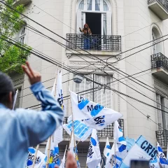 Cristina Kirchner salió al balcón y saludó a la militancia por el Día de la Lealtad