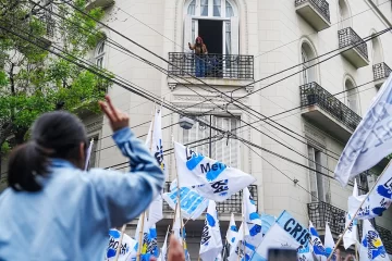 Cristina Kirchner salió al balcón y saludó a la militancia por el Día de la Lealtad Cristina Kirchner salió al balcón y saludó a la militancia por el Día de la Lealtad